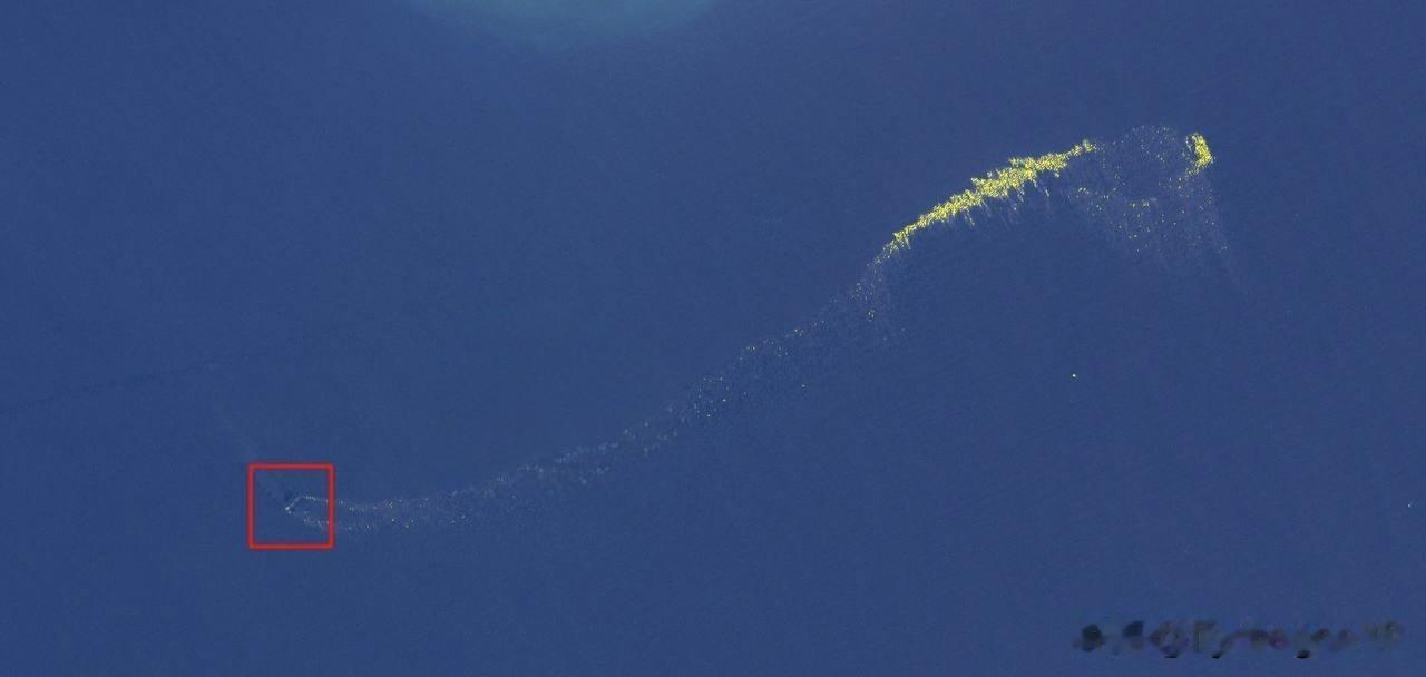 🇮🇷 霍尔木兹海峡的卫星图像，显示了一艘因伊朗伊斯兰革命卫队（IRGC）袭击