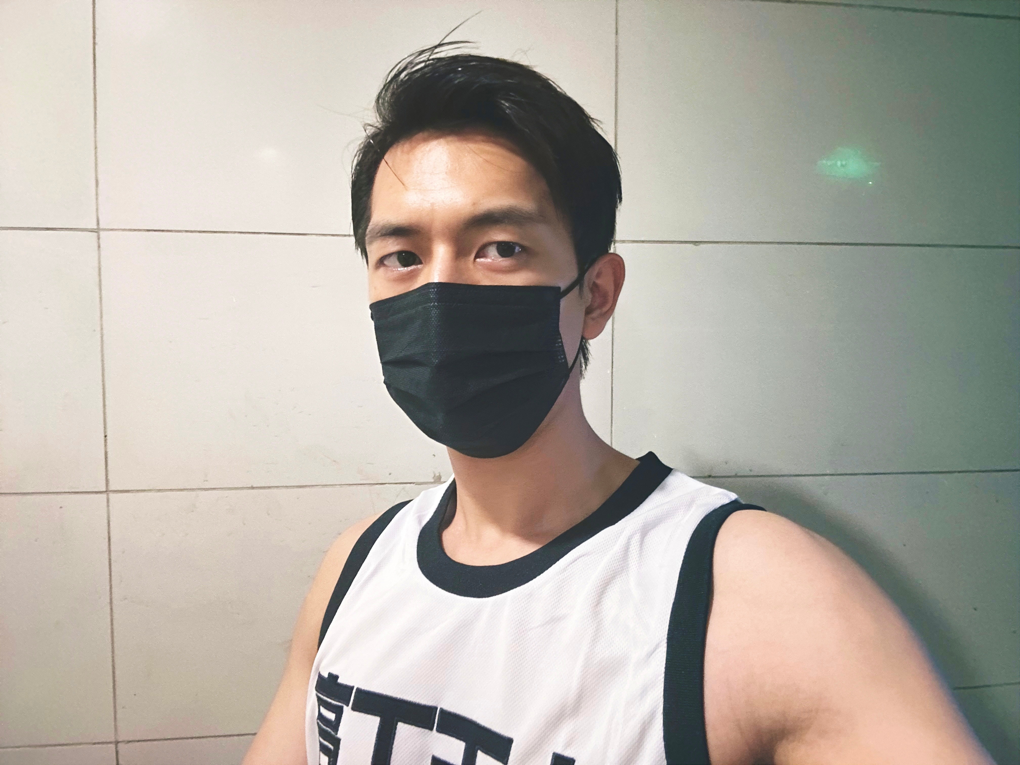 李现  那年的818，猛男、萌男、乖男还扒了扒相册，晒出来N张自拍，今天也请81