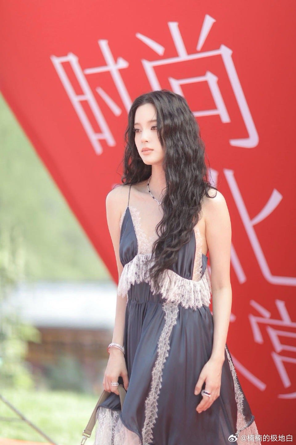 欧阳娜娜好像行走的洋娃娃 欧阳娜娜穿黑色蕾丝长裙太绝！慵懒卷发垂肩，时尚大赏上裙