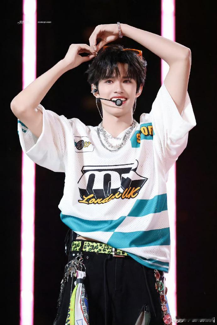 张极好久不见的啵啵 好久不见的同框也太治愈了，张极陪啵啵玩耍的样子温柔又可爱，谁