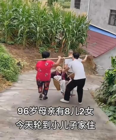 九旬老人坐箩筐被挑着搬家，真相和网友想的不一样。

网上流传的一段视频，让不少网