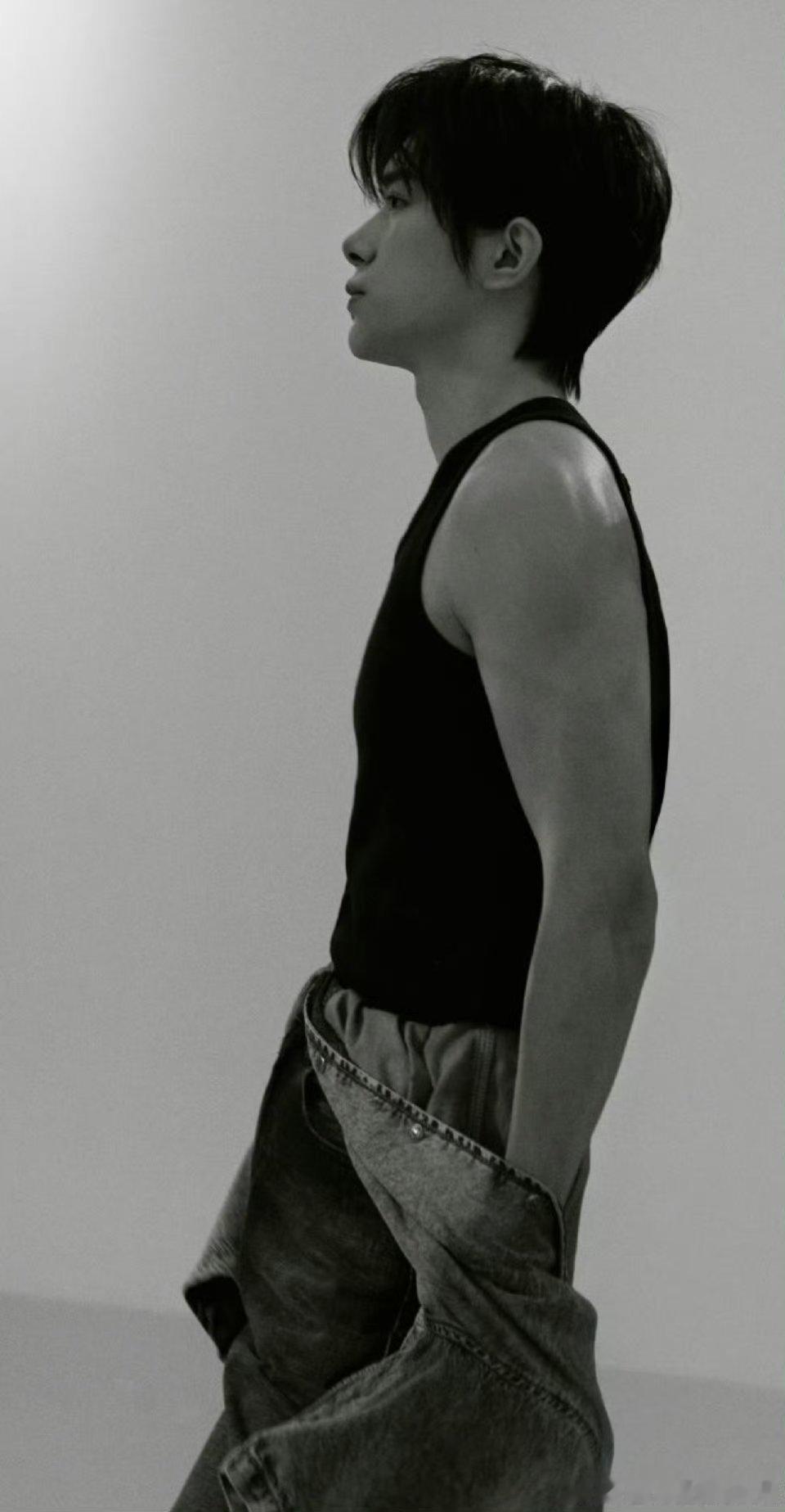 这个易烊千玺的千玺身下很曼妙一起来看严迪