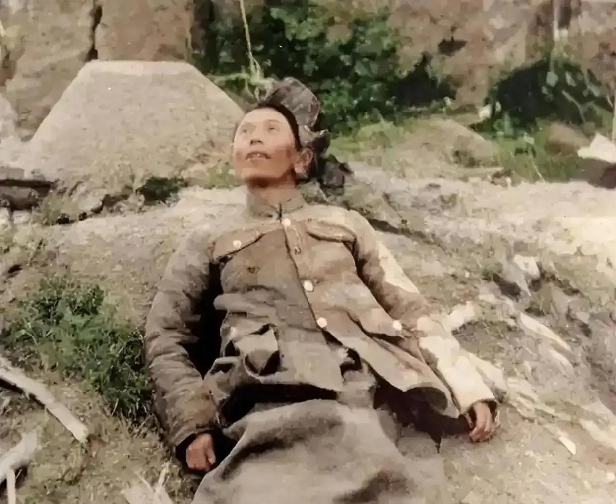 1946年，戴之奇师长阵亡后，躺在一个小土堆上，记者拍下了这一张照片，就在前一个