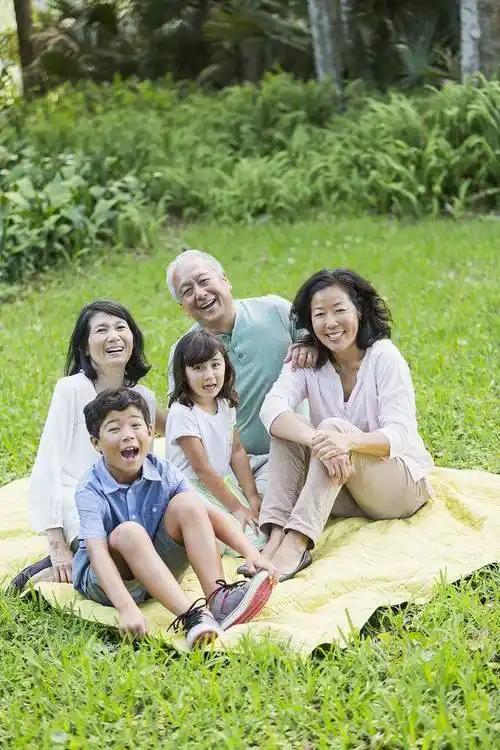 人老了，有儿女和有钱哪个更幸福，这问题挺扎心。很多人年轻时觉得养儿防老天经地义，