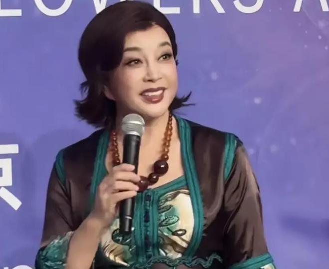 75岁刘晓庆再因假发话题引热议！舞台上从来不服老，真实发量被翻出后，摘掉“冻龄滤