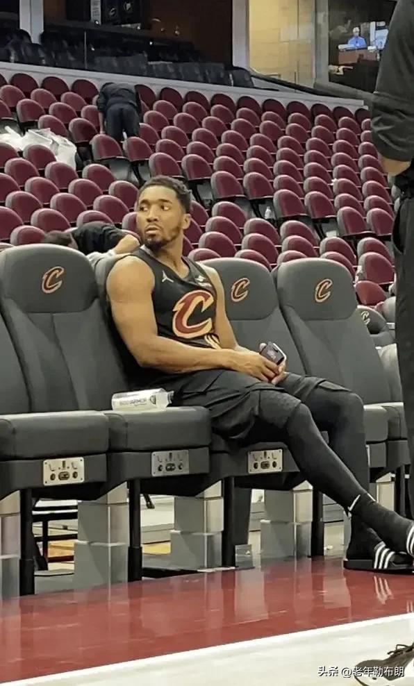 心有不甘！米切尔赛后从更衣室重返球场，坐在替补席上

5月14日消息，今日NBA