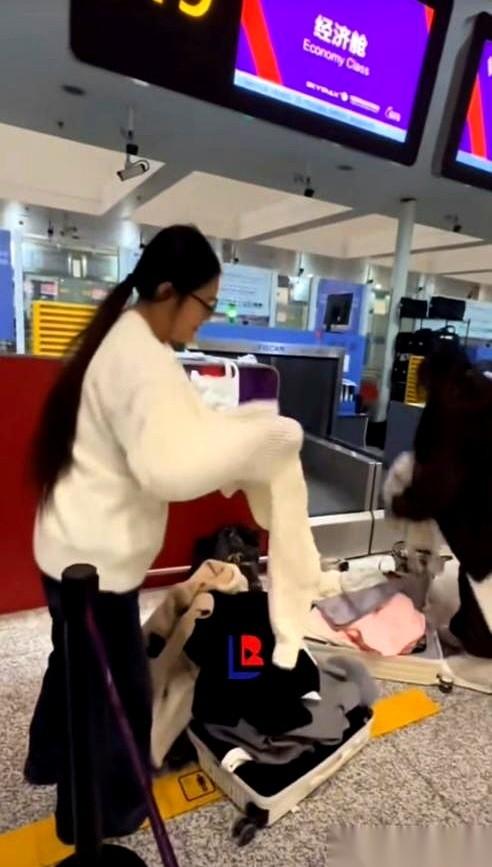 行李超重8公斤，要补500多块。
俩姑娘对视一眼，没吵也没闹，直接就在机场柜台前