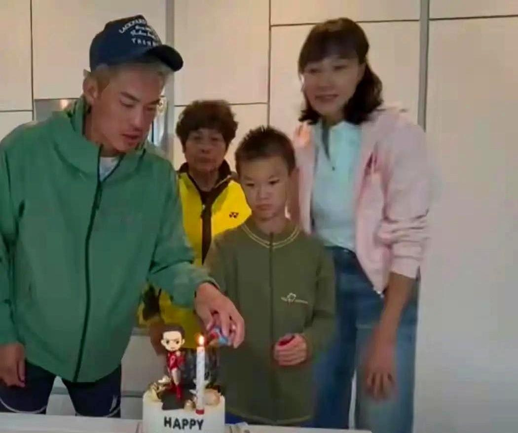 白发了还扛着公司跑，林丹这老哥真拼。
老婆在英国陪娃，他一个人在国内扛着几十号人