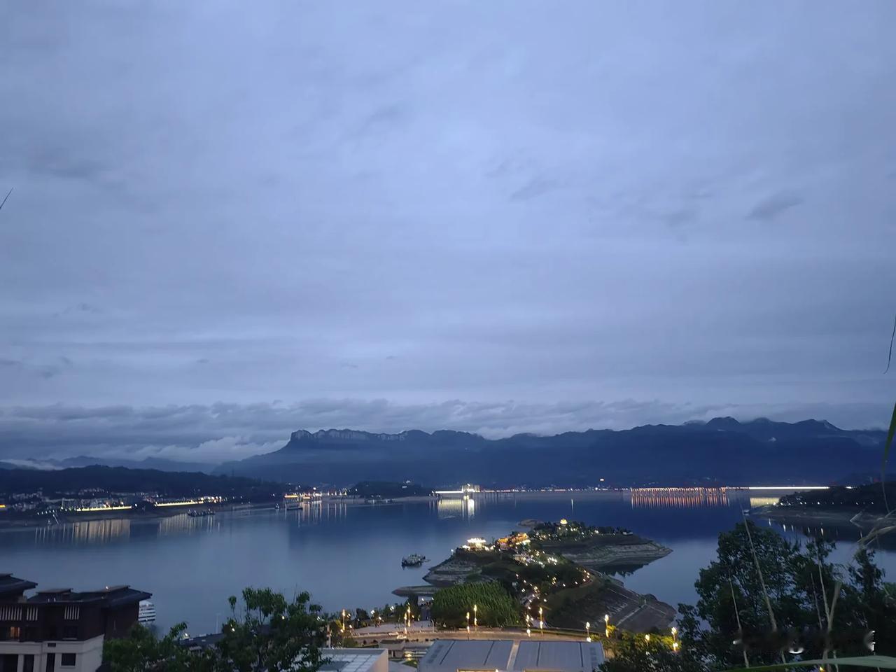 宜昌境内长江游最出名的有两段，一段是两坝一峡。风景险绝，一览无余，不管是沿江34