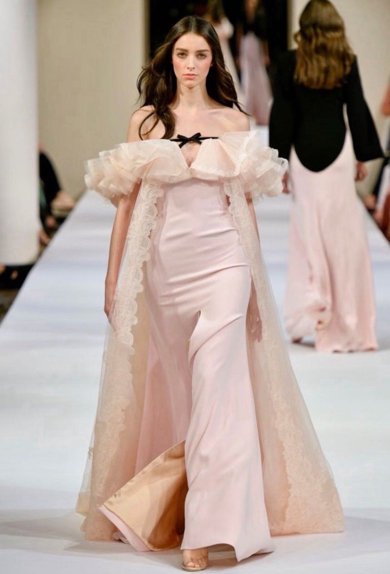 终于看到清楚点的图了…刘亦菲今天芭比布朗活动，上身Alexis Mabille 