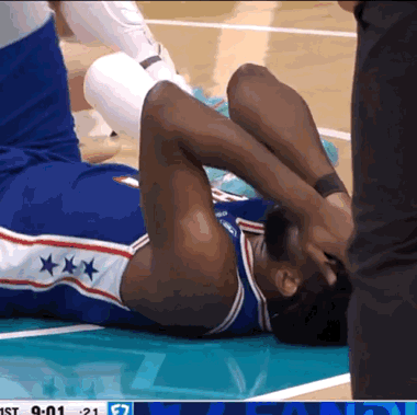 恩比德在地板上痛苦地扭动（假装拉梅洛打了他的脸），而实际上根本没人碰他，这种行为