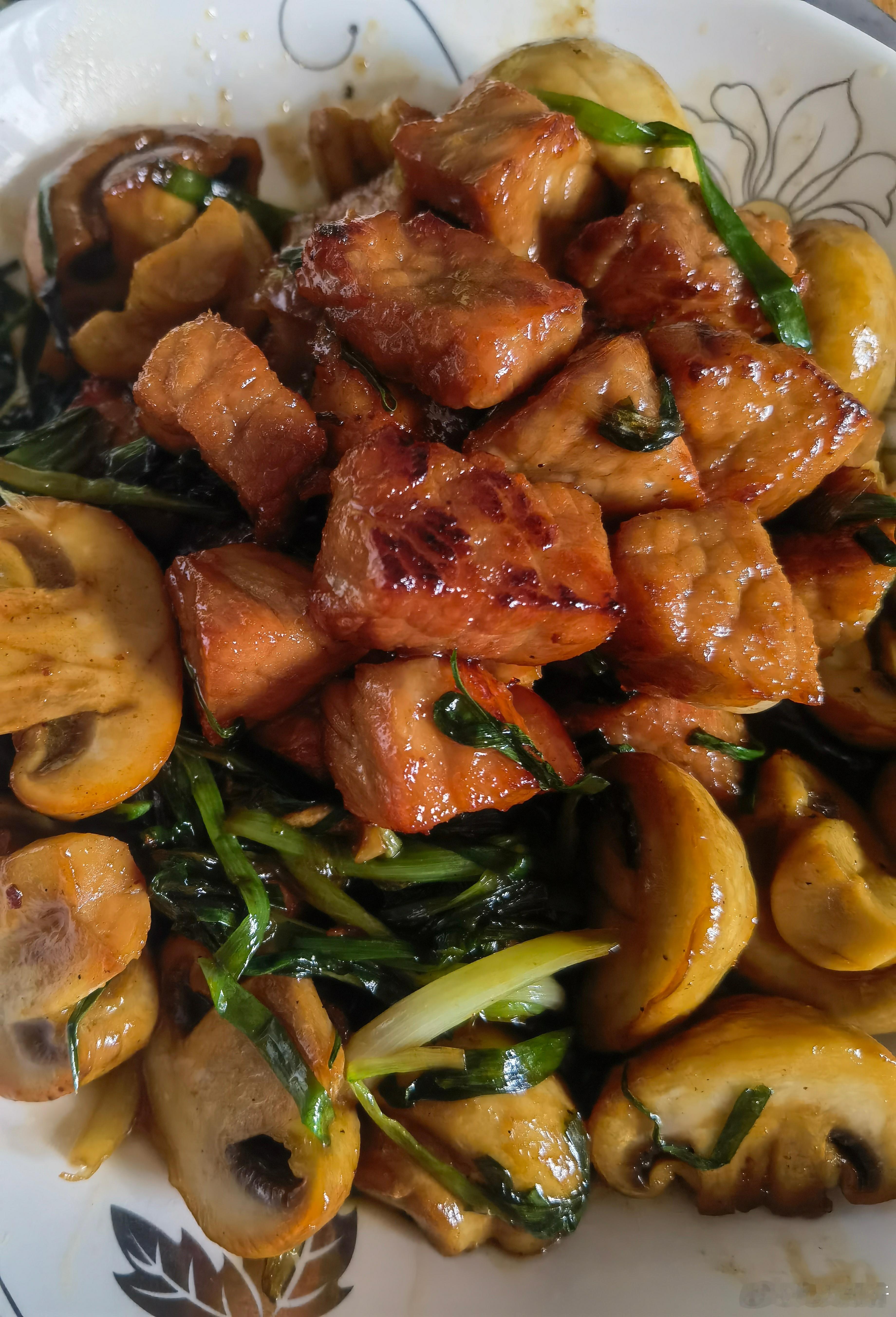 自创黄金宝饭，吃着杠杠滴，感觉厨艺大有进步！[嘻嘻] 材料：15元肉+几元蘑菇+