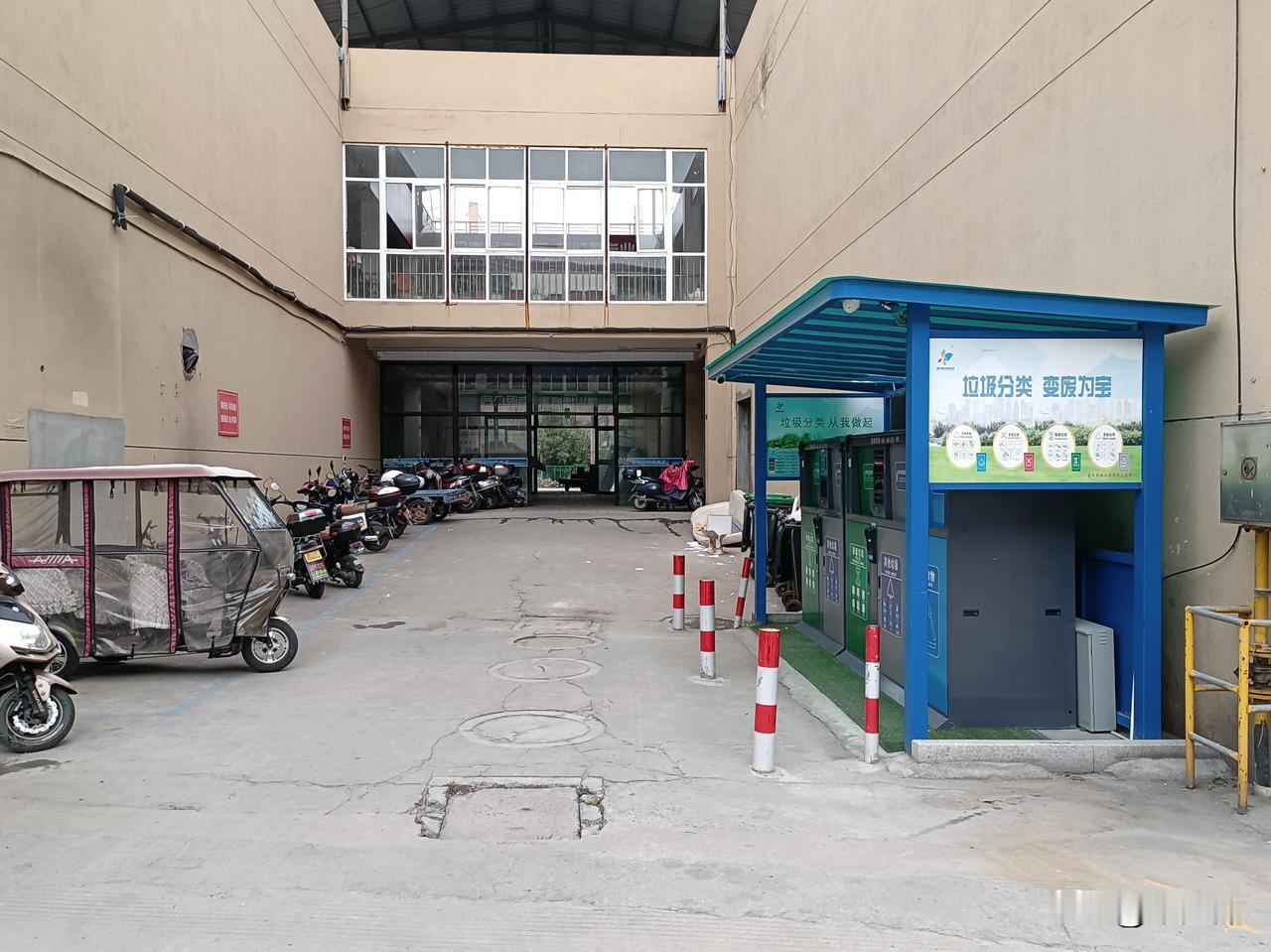 唐玄宗召李白到金銮殿谈论时事，李白上奏一篇颂文，皇帝赐他饮食，还亲手为他调羹。 