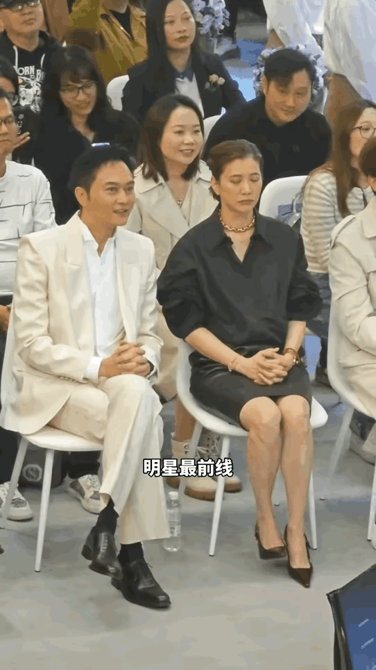 张智霖这状态，算是把“老得优雅”写在了脸上。
 
看他出席活动的照片，嘴角永远带