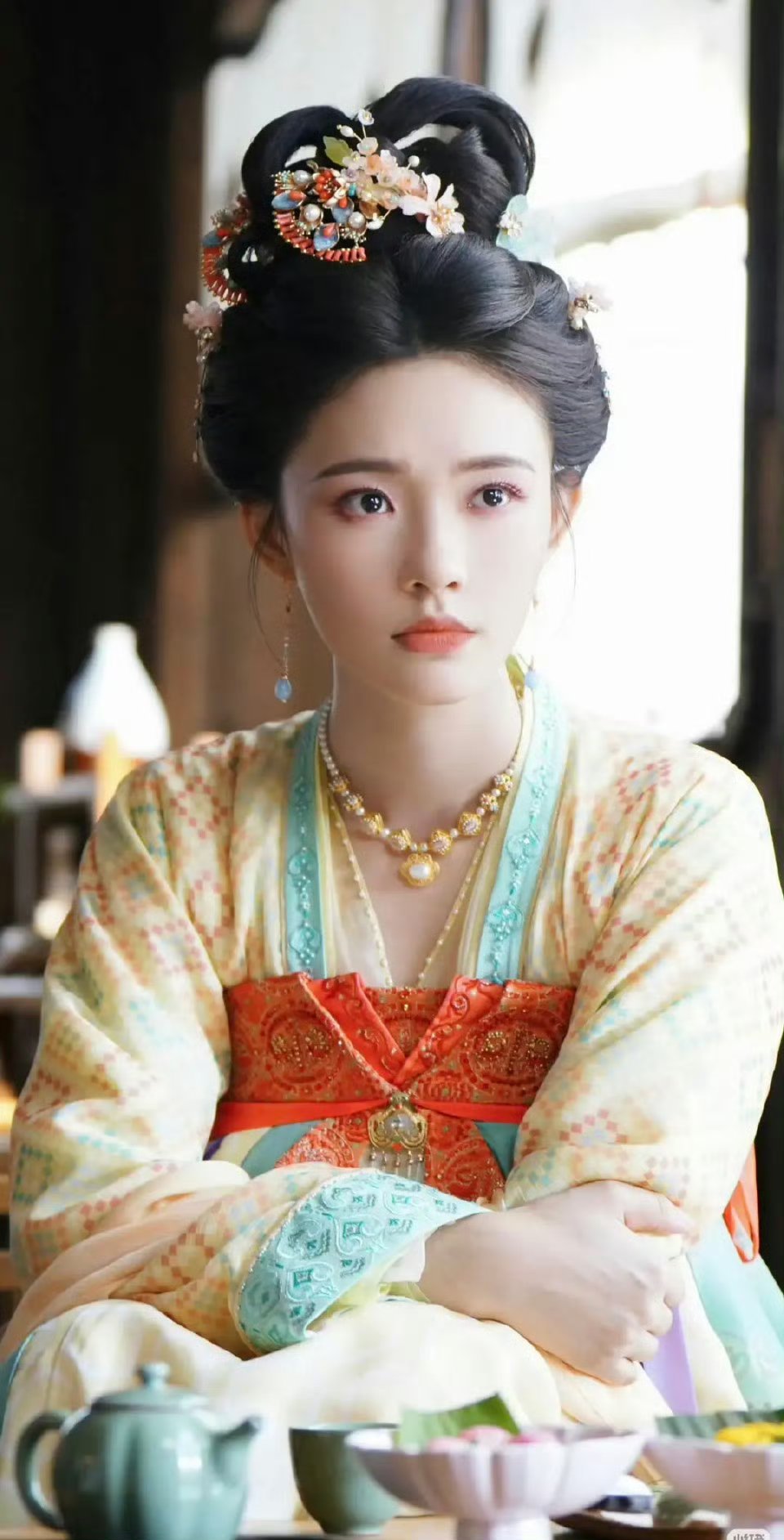 露额头才是检验大美女的唯一标准吧？田曦薇明显不适合… 