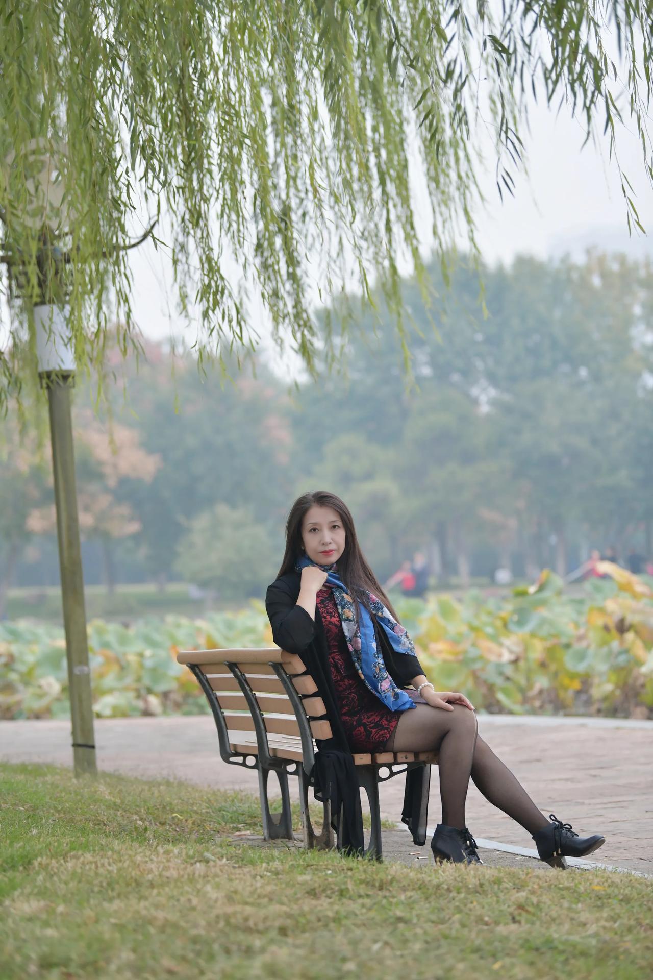 金秋十月，赵苑公园美好的风景。#秋冬公园随拍# #浅秋的公园美景# #公园秋季景