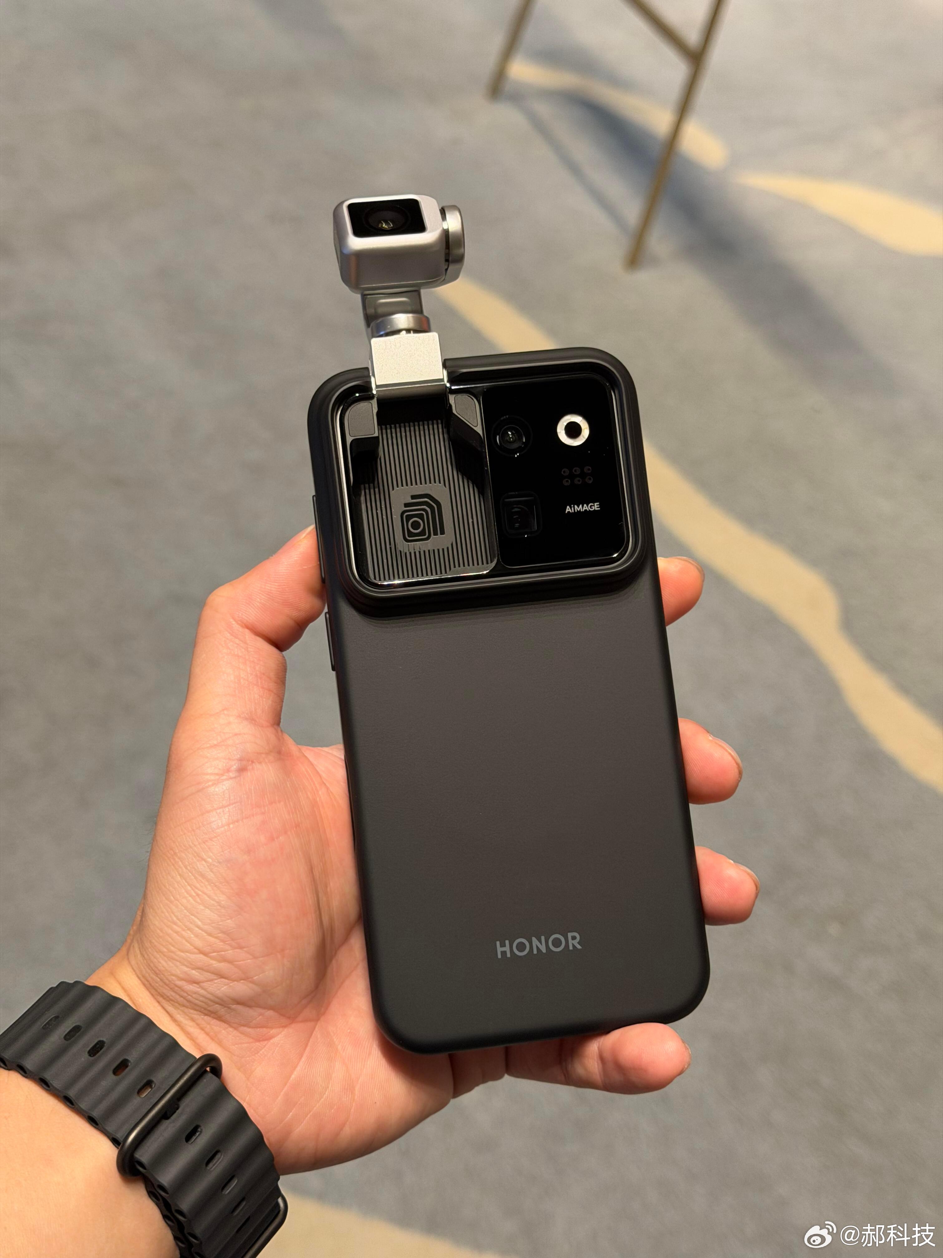 荣耀RobotPhone🤸♀ 灵巧云台，会“动”的手机：内置行业首创的钛合金四