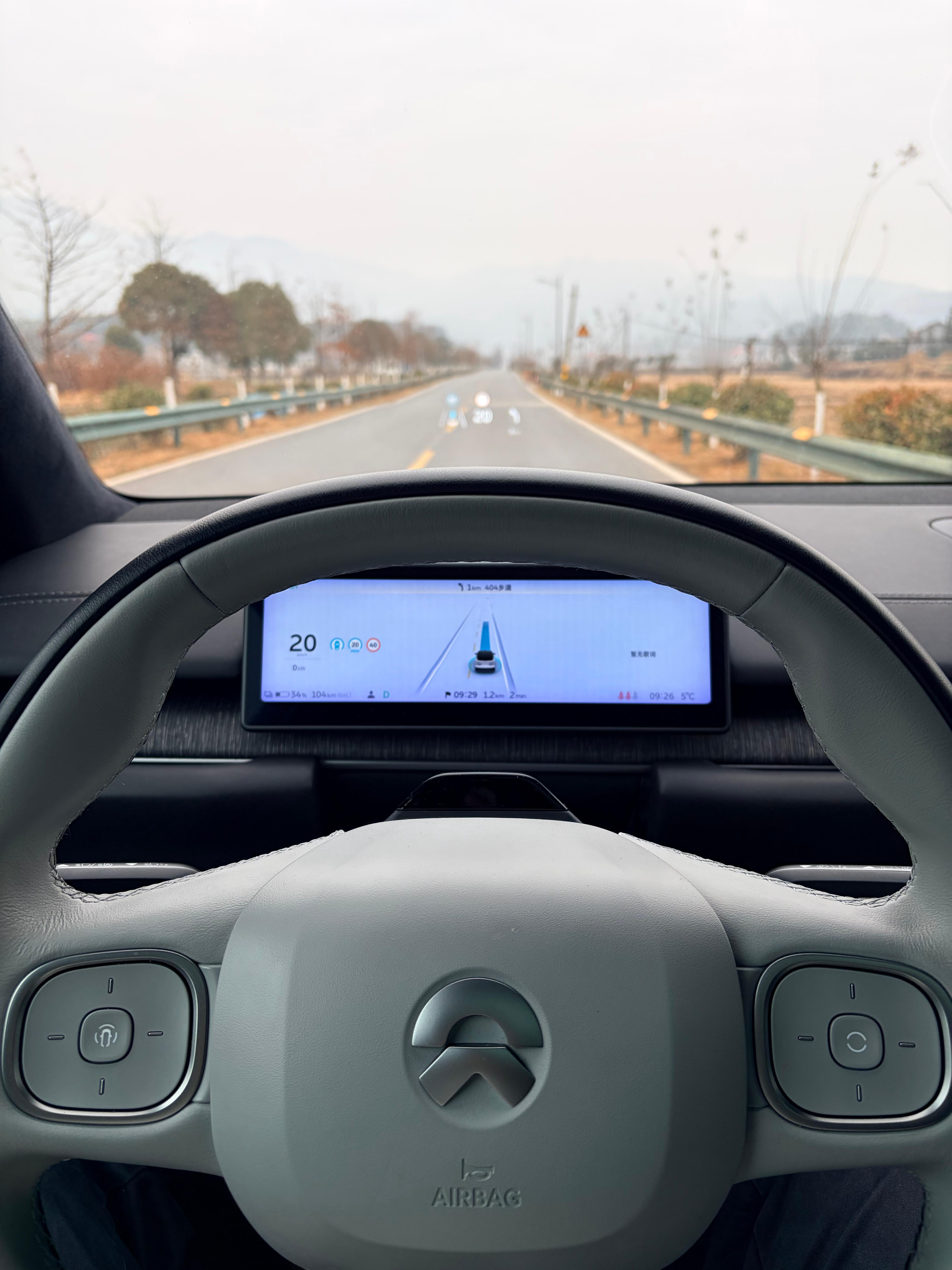 突然发现一个领航辅助的妙用这种乡间小道，车队匀速跟车用领航就刚刚好ps：听说NW