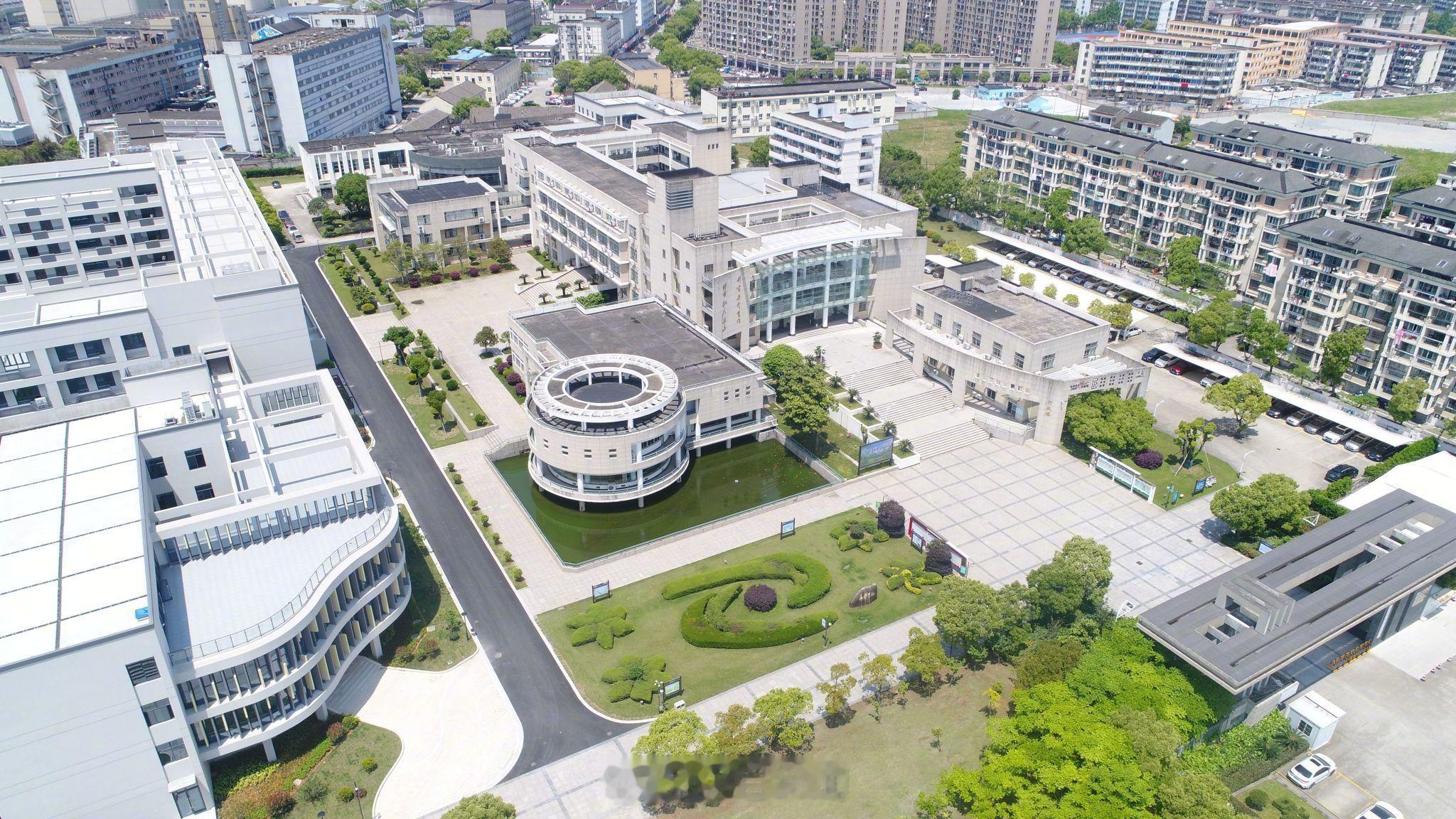 舟山一中学回应男女生分餐【多方回应舟山一中学男女生分餐】近日，浙江舟山沈家门中学