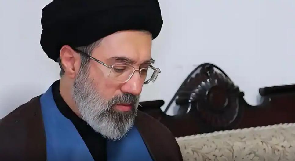 划下谈判红线！伊朗最高领袖撂下三大条件：赔钱、管海峡、抱团抗敌

伊朗最高领袖发