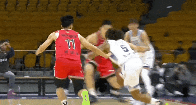 徐昕可太不容易了，今晚本想帮助龙狮打赢宁波队，结果天不遂人愿竟然成了宁波小外援杰