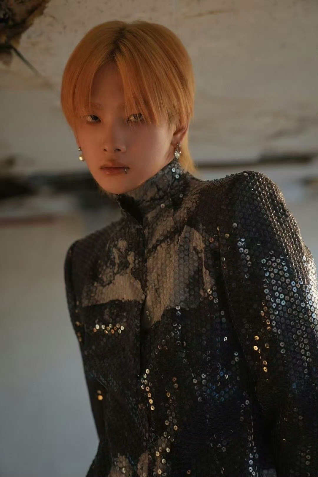 果然在氛围感这块还得是看咱们的周震南，微博之夜造型出图太卷了吧，就好像吸血鬼王子