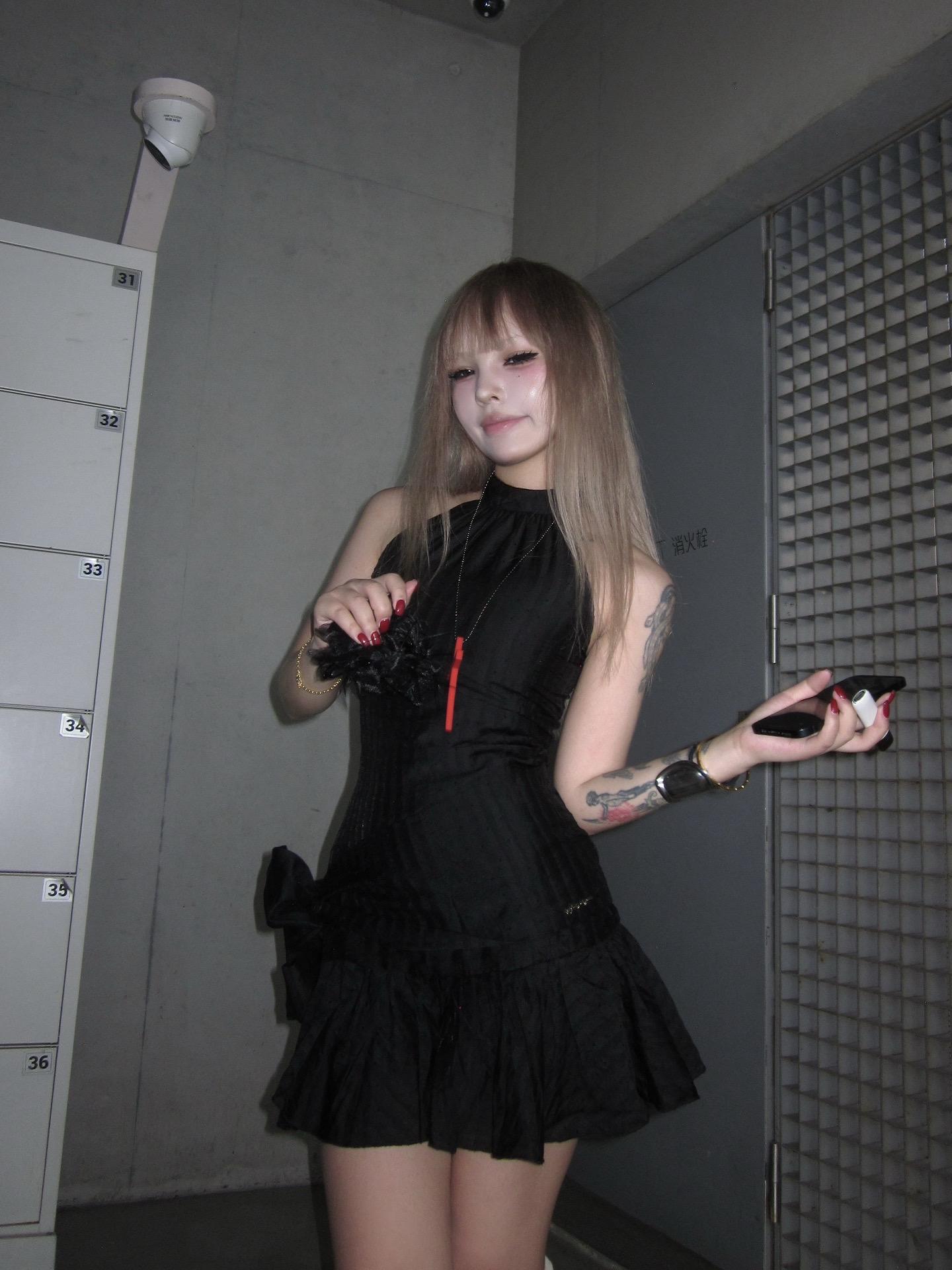 该怎么开口呢 是说天气 还是说好想你