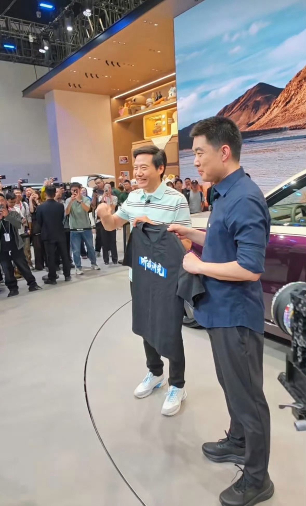 雷总送了李想一件“听我讲完”的T恤，简直是太有梗了