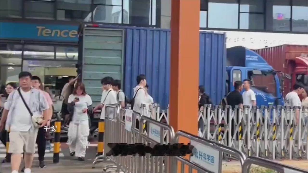 腾讯撤离后引发连串效应网友直呼绷不住了