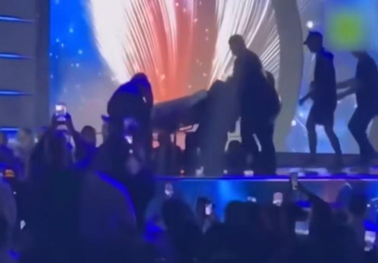 牙买加模特在环球小姐预赛走秀时摔下舞台：穿晚礼服不慎滑倒，被抬上担架紧急送医治疗