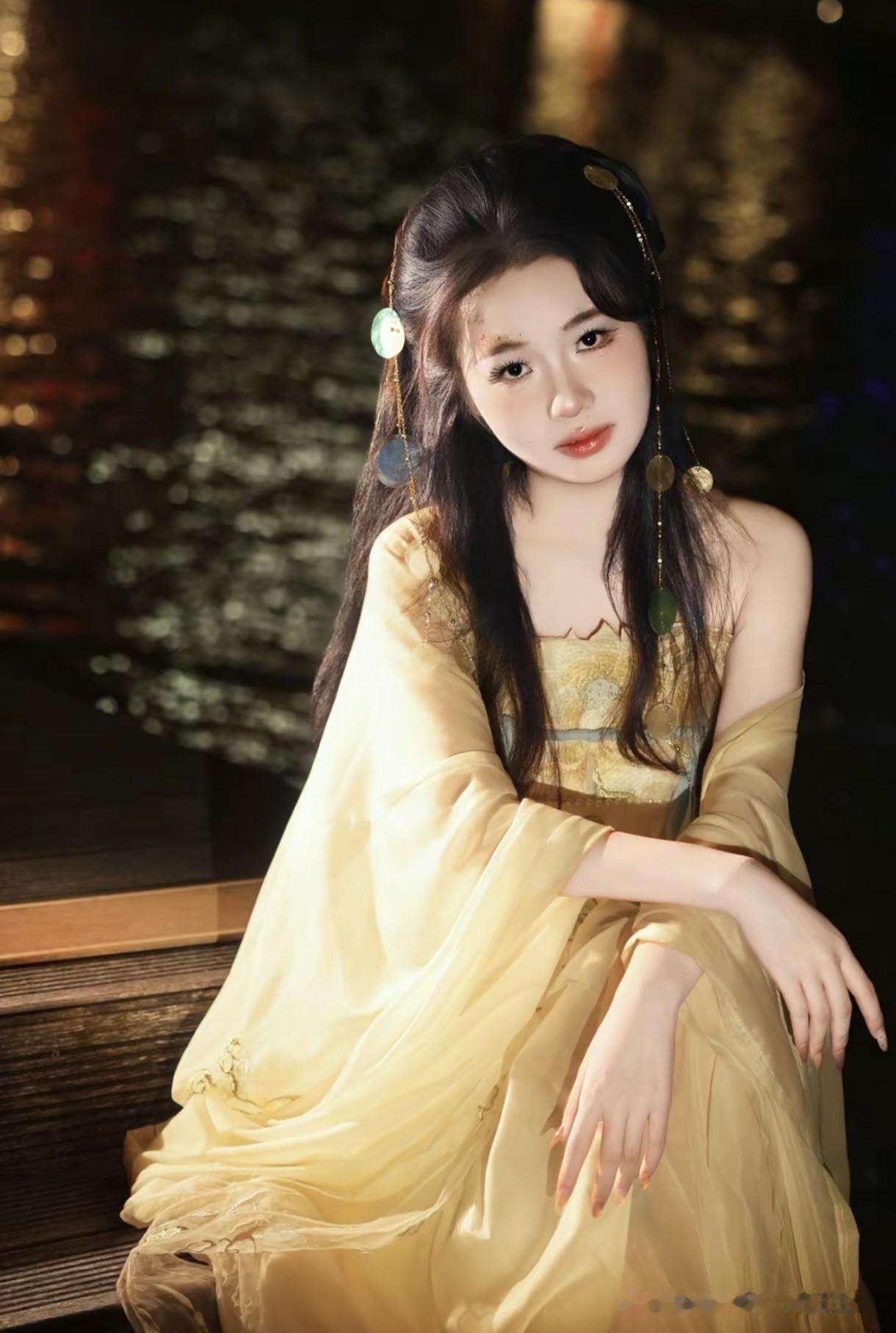 一袭黄衣，笑靥如花。黄衫美人 黄衣少女写真 黄衣女士 黄衣配白裙