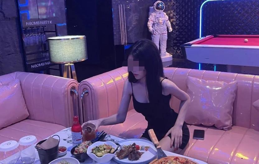 色字头上一把刀。男子在KTV看上了陪酒女，提出5000元一次发生性关系，结果发生