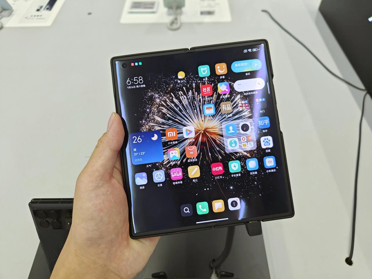 雷军出手就是一个“王炸”，线下体验了MIX Fold3折叠屏后完全惊呆，薄度、性