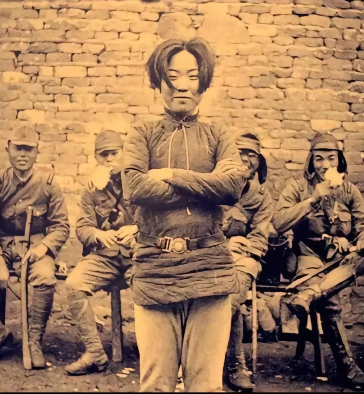 谁言女子不如男，敢教日月换新天。24岁的她牺牲前在日寇面前，昂首微笑，这笑容临死