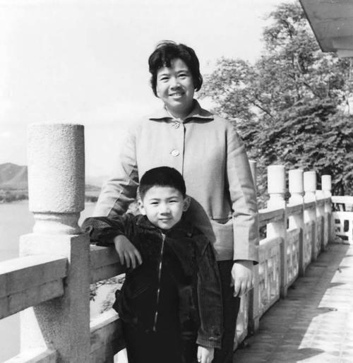 008年，北京医院病房里，69岁的邵华老人已经非常虚弱了。她拉着儿子的手，用尽最