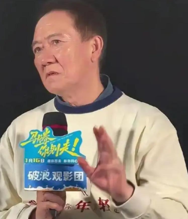 68岁的李幼斌站在聚光灯下，当众破防落泪。他坦言：“父亲98岁、母亲95岁，双双