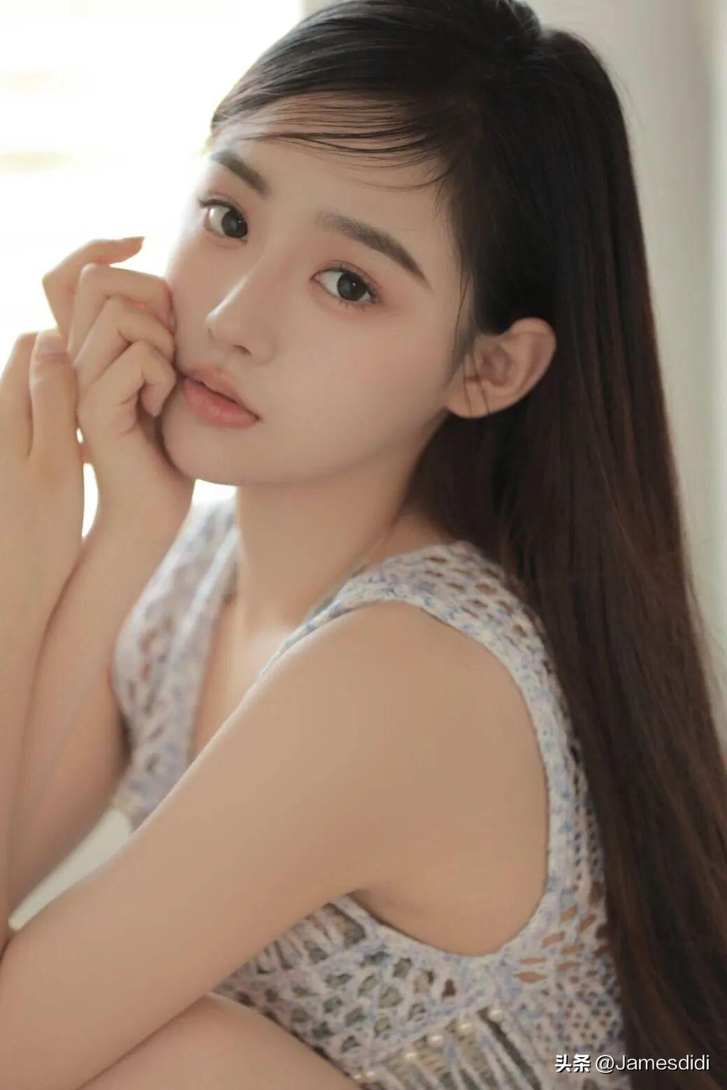 别人啃果我啃腿，酸到想把地球退，只求回到果林睡！本是果中清流客，一朝被夹成夹板，