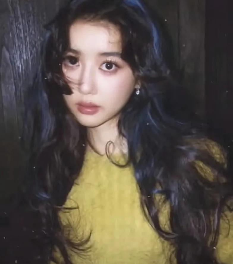 李凯馨，一名新加坡籍女艺人，一直在我国捞金，还恶毒地辱骂国人是“SB”，在愤怒的