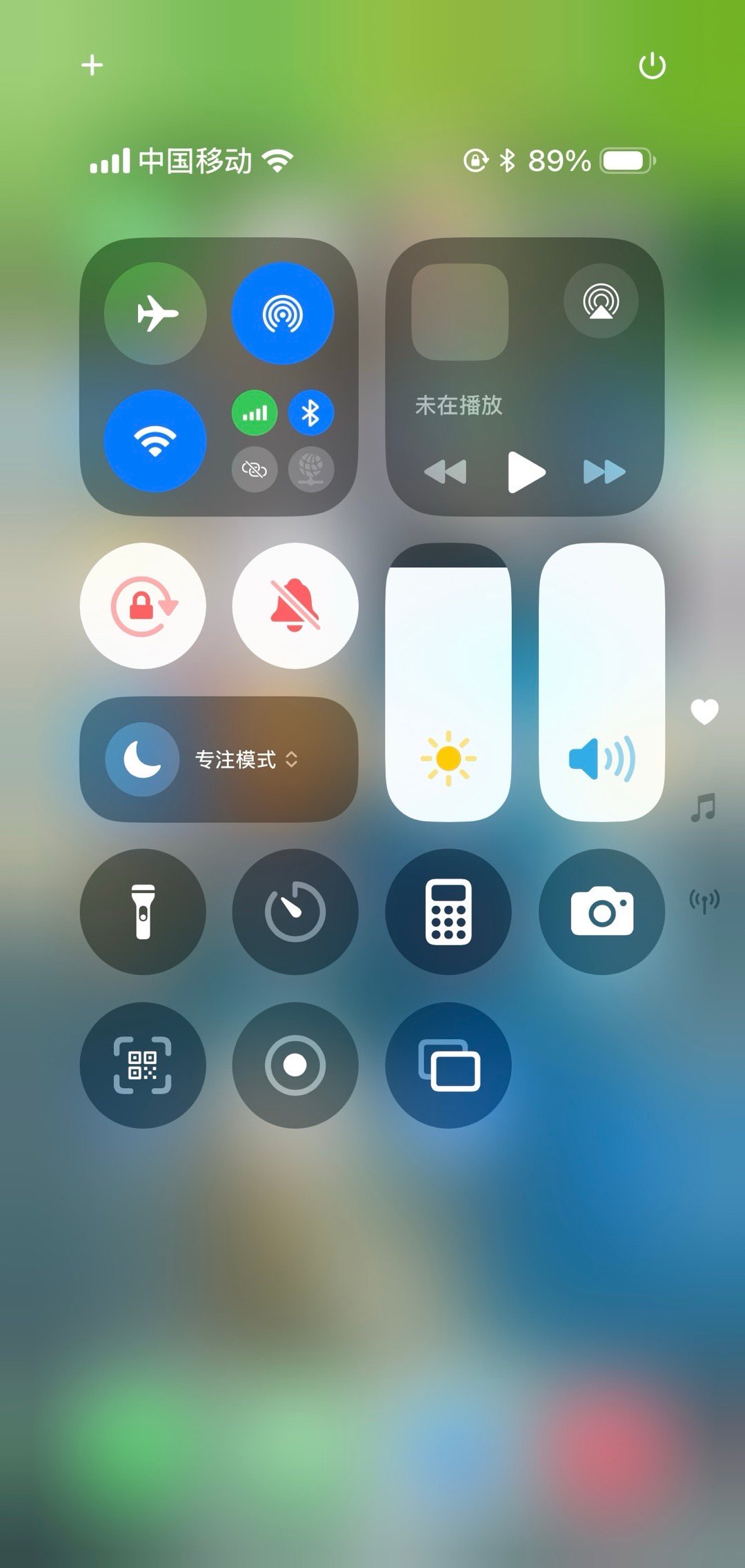 图1是iOS18的，图2是iOS26，摸着良心说，喜欢图几？[思考] iOS26