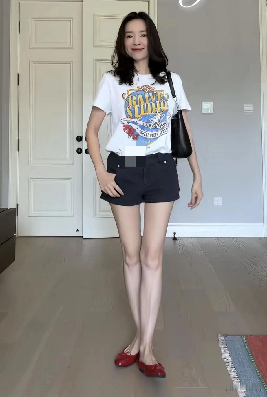 董洁黑色短裤