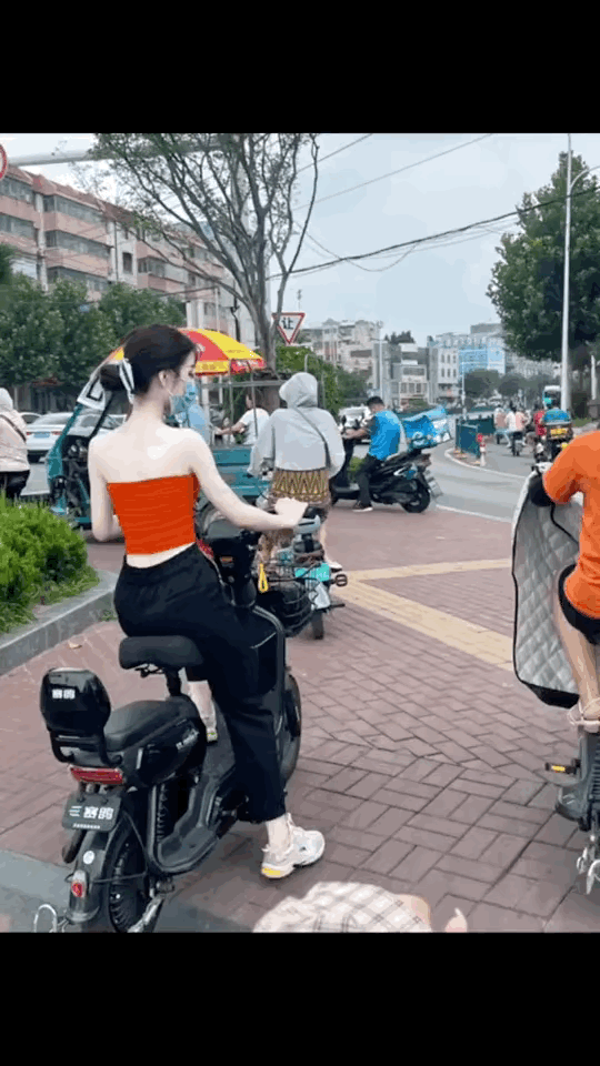 图一：天气这么热小姐姐连防晒都没有，难道不怕被晒黑吗？
图二：有梦想的猫咪，时时