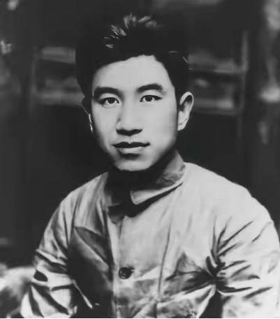 1934年，化装成商人的张子华，不幸被捕。敌人审讯他时，他讲一口浓重的家乡口音，
