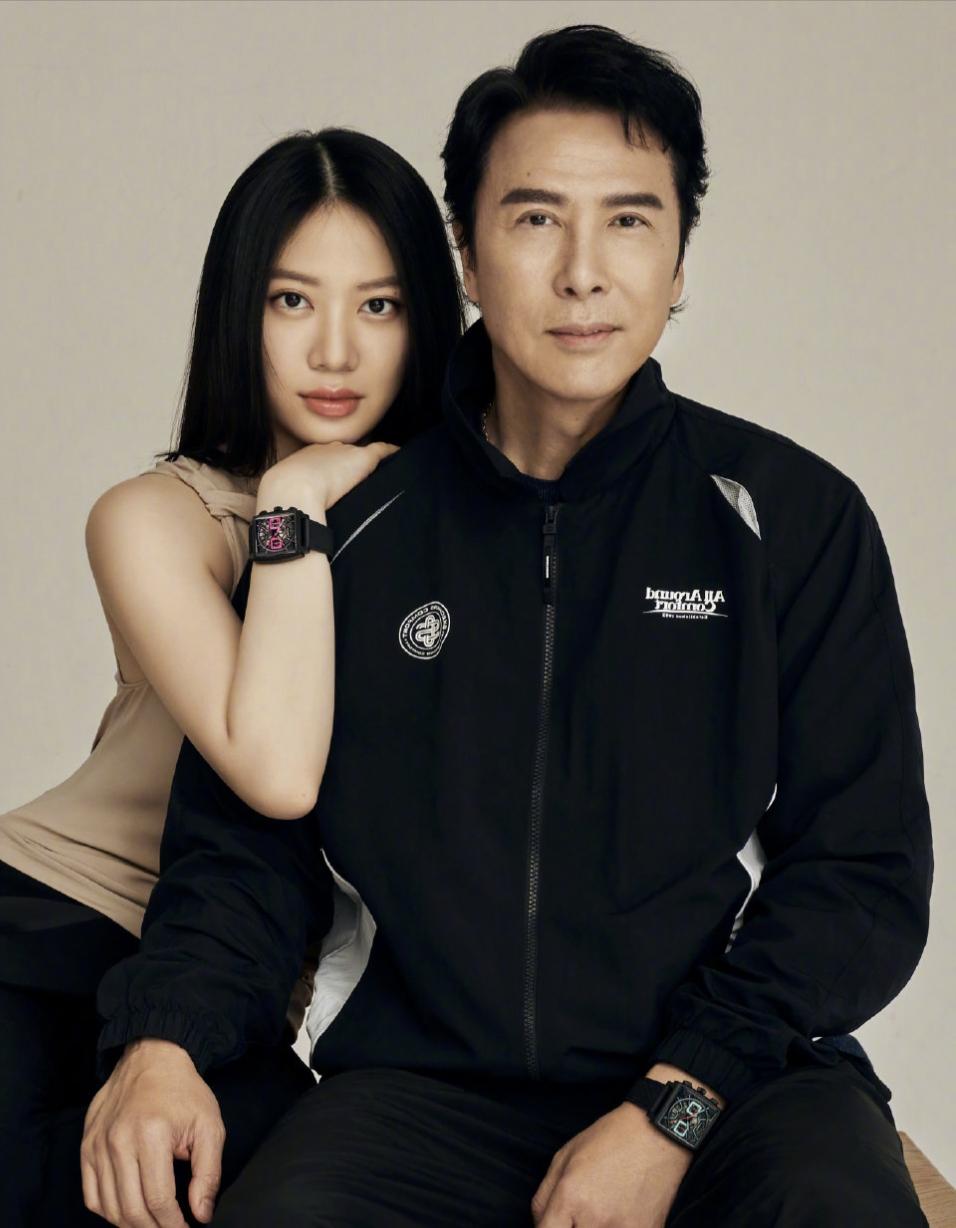 甄子丹和女儿一起拍时尚杂志写真，父女俩好有爱，只可惜女儿并没有像她老爸一样进入影