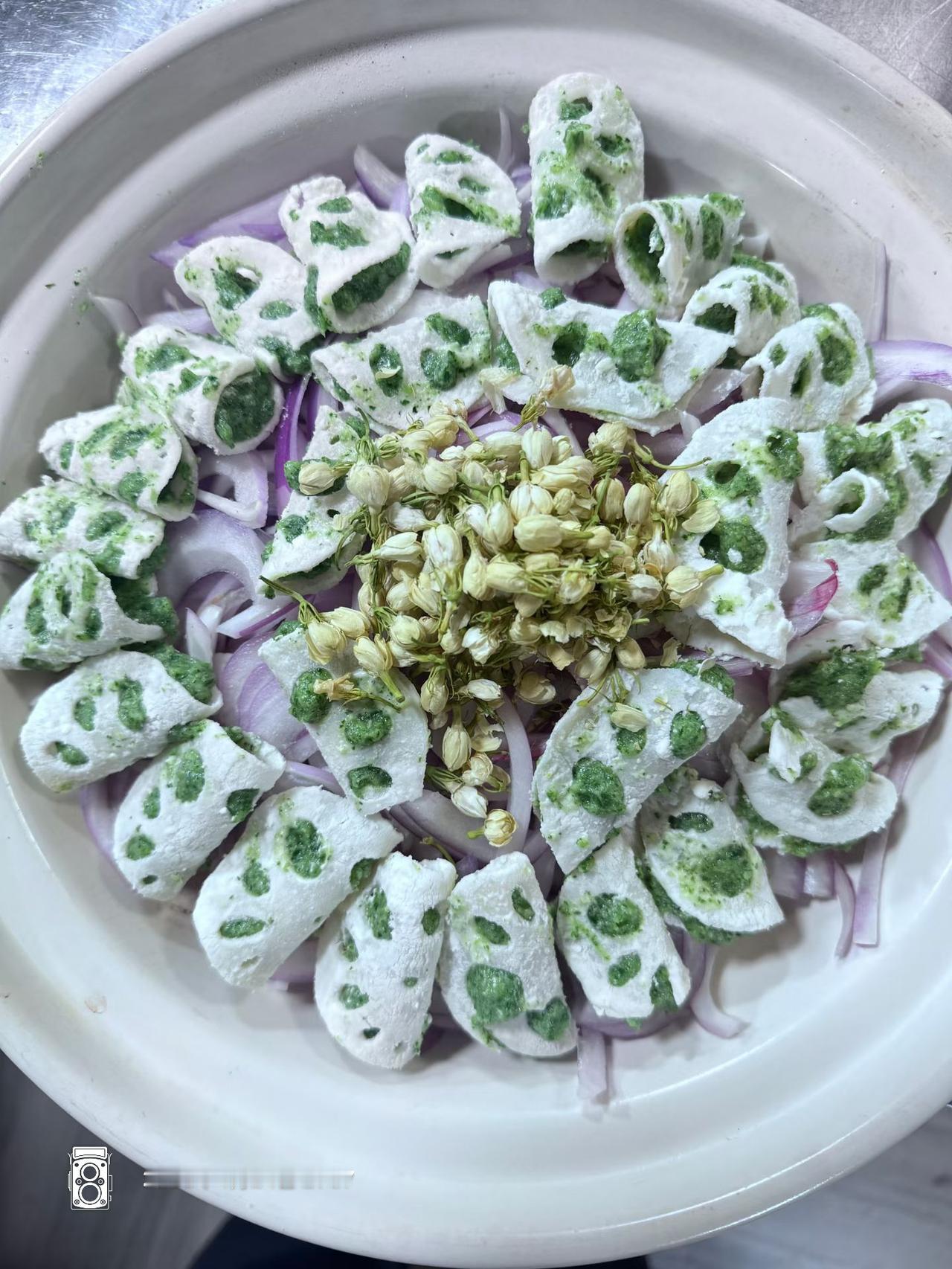 一盘绿色酱料的美味小吃。问一问大家，这是什么菜呢？还真没看出来，有知道的吗？坐标