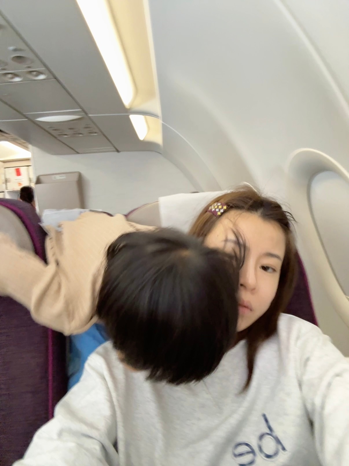 本想着自己一个人坐前排安静看书结果孩子爬了过来真是偷鸡不成蚀把米旅毛球清迈行