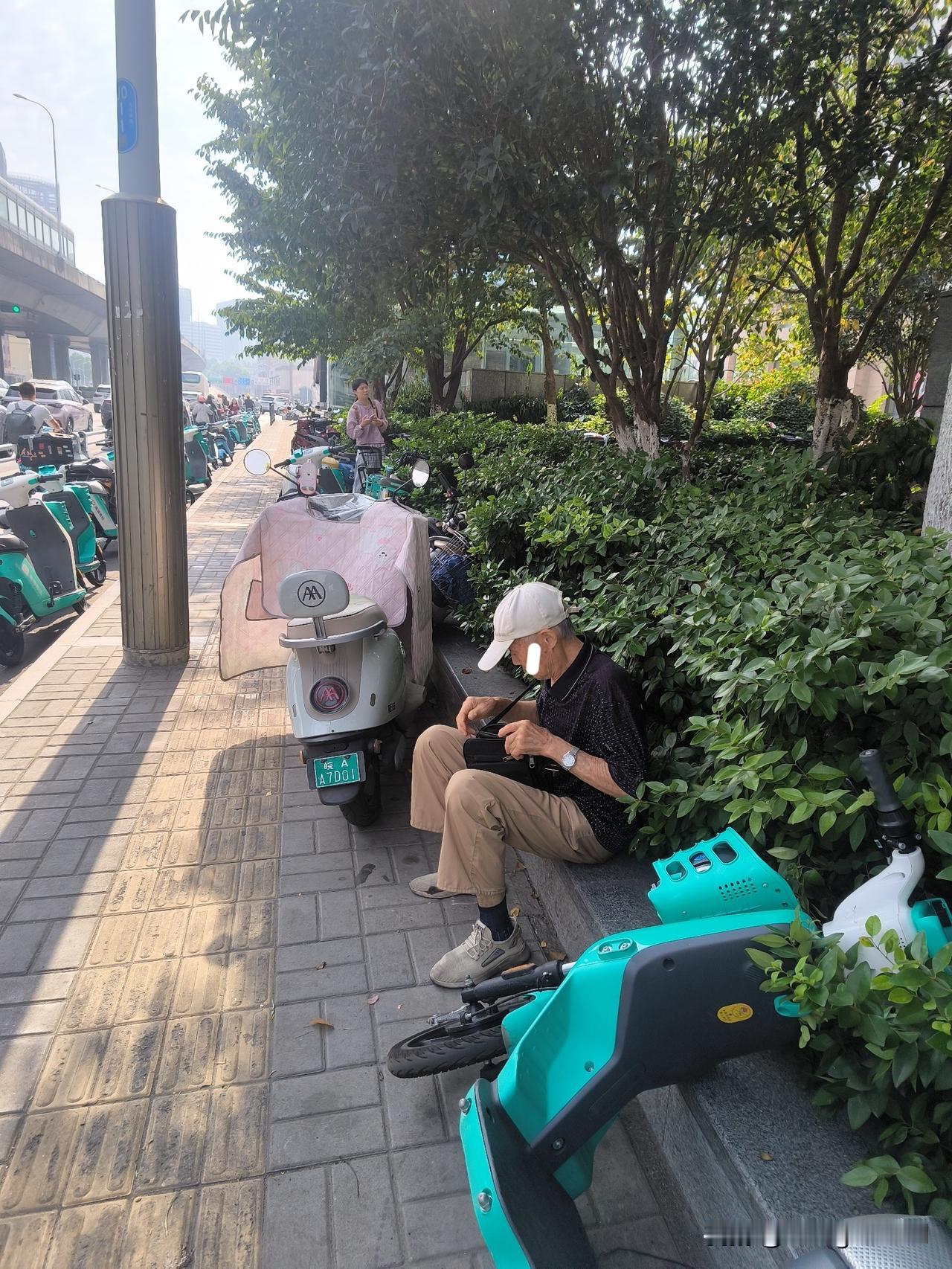 闹市街头数钞票的老爷子！
     上午去菜市场路过地铁口时，撞见一位年过八旬的
