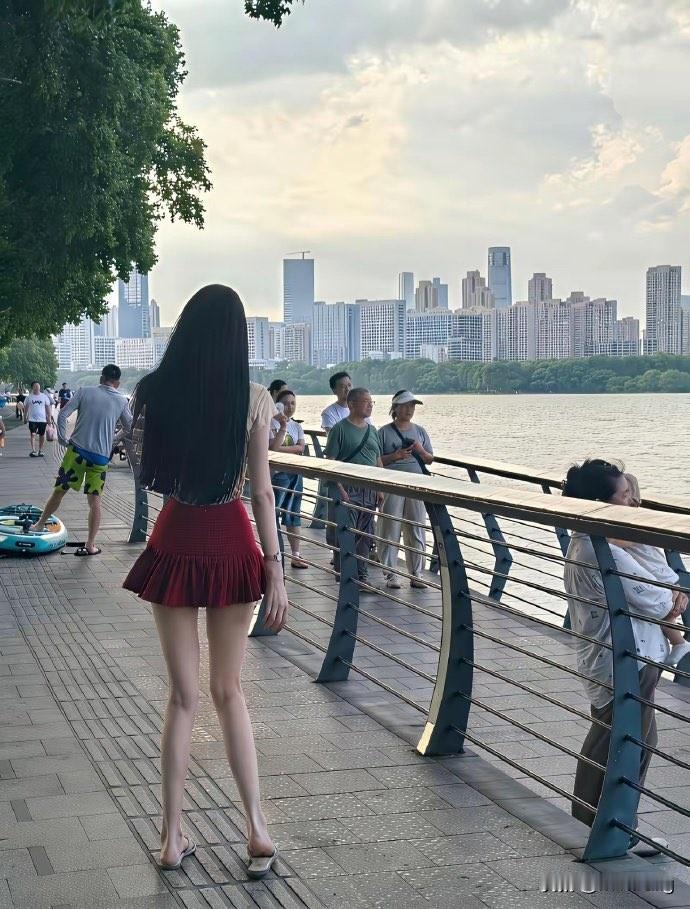 在城市的河畔，邂逅温柔时光。微风轻拂，长发飘飘，看水波荡漾，赏高楼林立。身旁行人