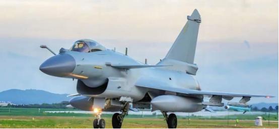 3月25日，中部战区飞行员史录权开着歼-10C巡逻时。竟然在自家大门口，被外机火