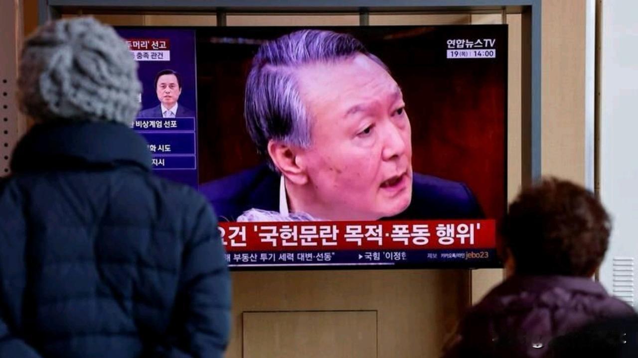 2月19日下午，韩国首尔中央地方法院一审宣判，前总统尹锡悦内乱头目罪成立，判处无