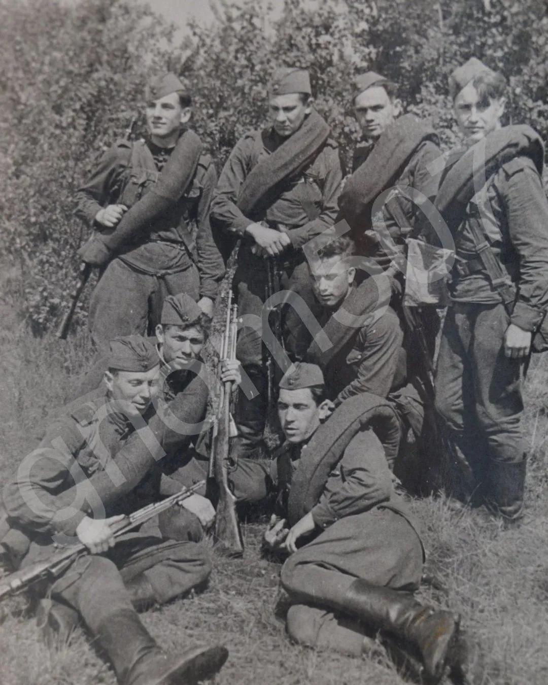 携带sks步枪的前苏联士兵